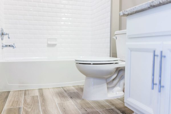 a newlwy constructed bathroom with clean floor tiles